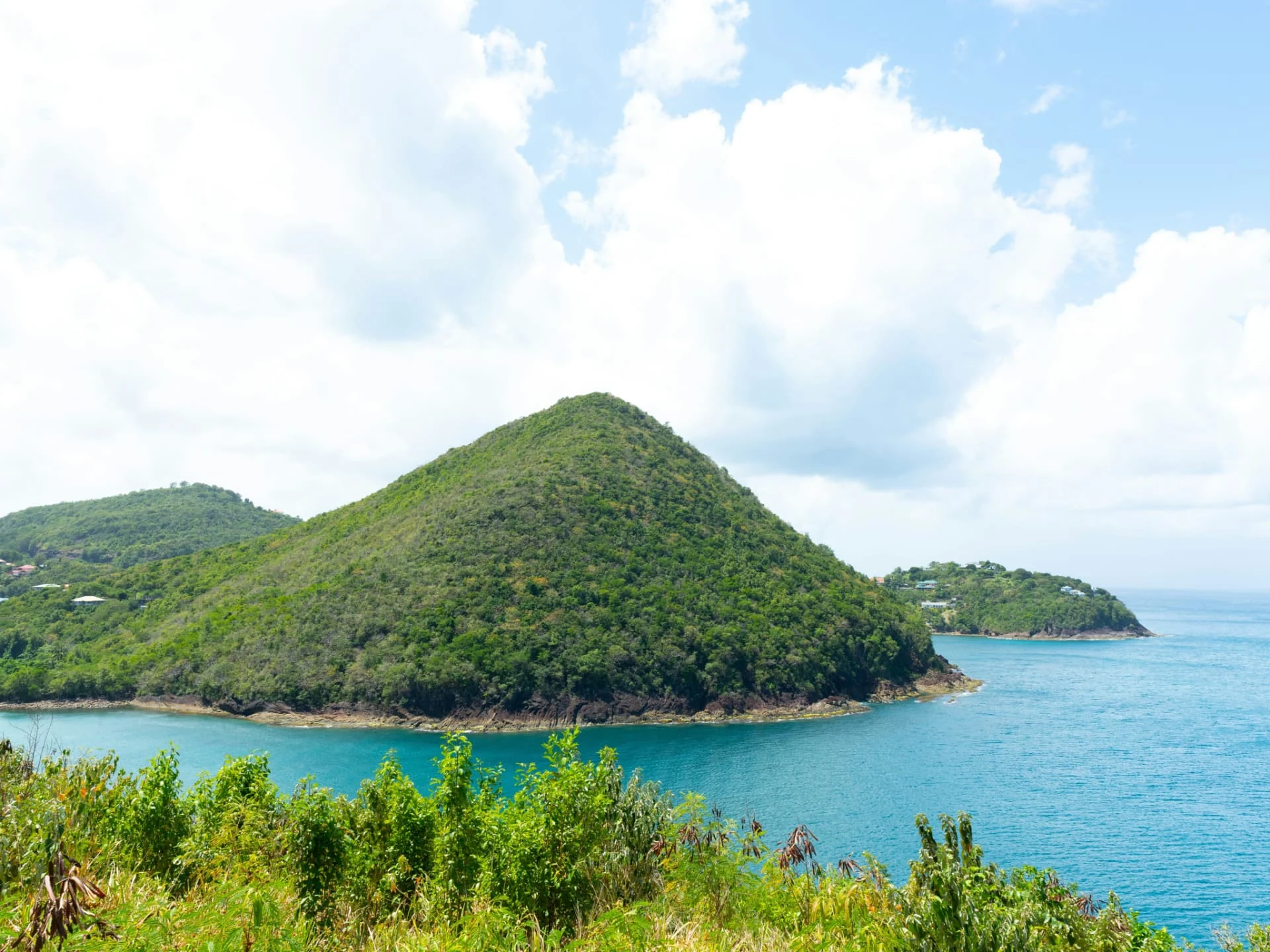 Rodney Bay à Sainte-Lucie : morne verdoyant plongeant dans une mer bleue